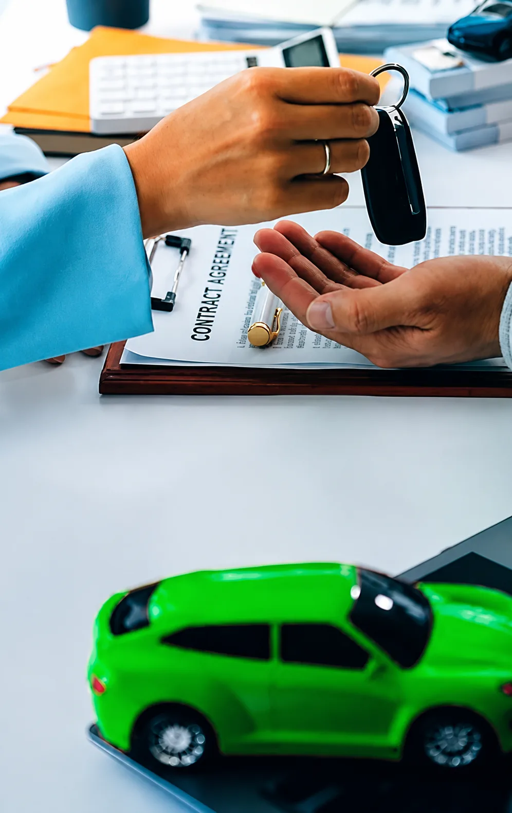 Entrega das chaves de um carro sobre o contrato de compra